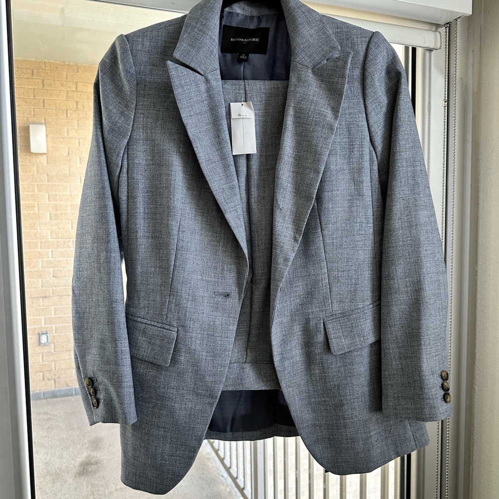 Banana Republic Gray woman’s Blazer size 0 & pants size 2 NWT